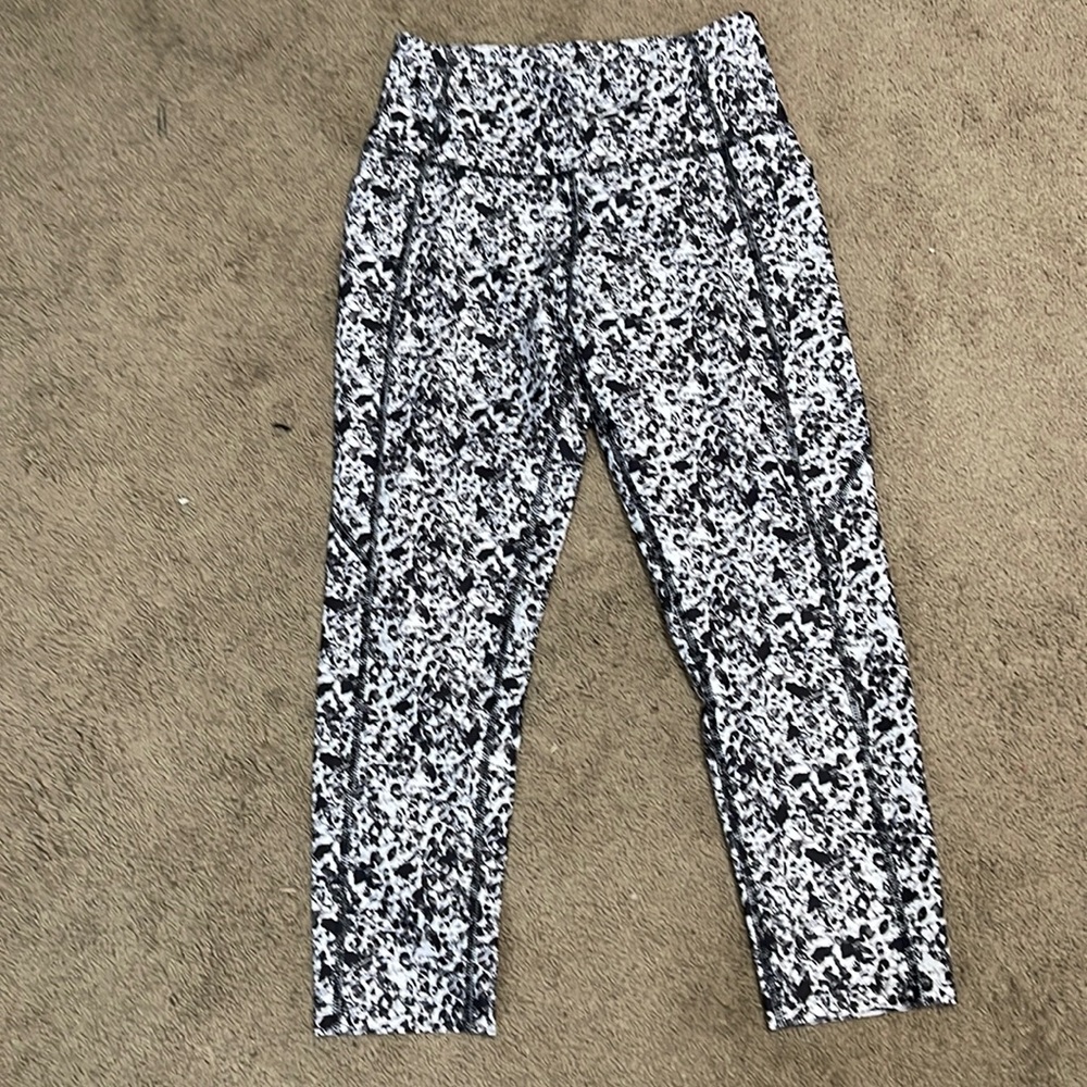 Marika stretch leggings in black and white marble design. Size M. Brand new